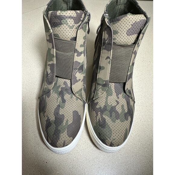 Ccocci Wedge Perforated Faux Suede Camo Sneakers Side Zip "Zoey" Size 8 - Picture 1 of 6